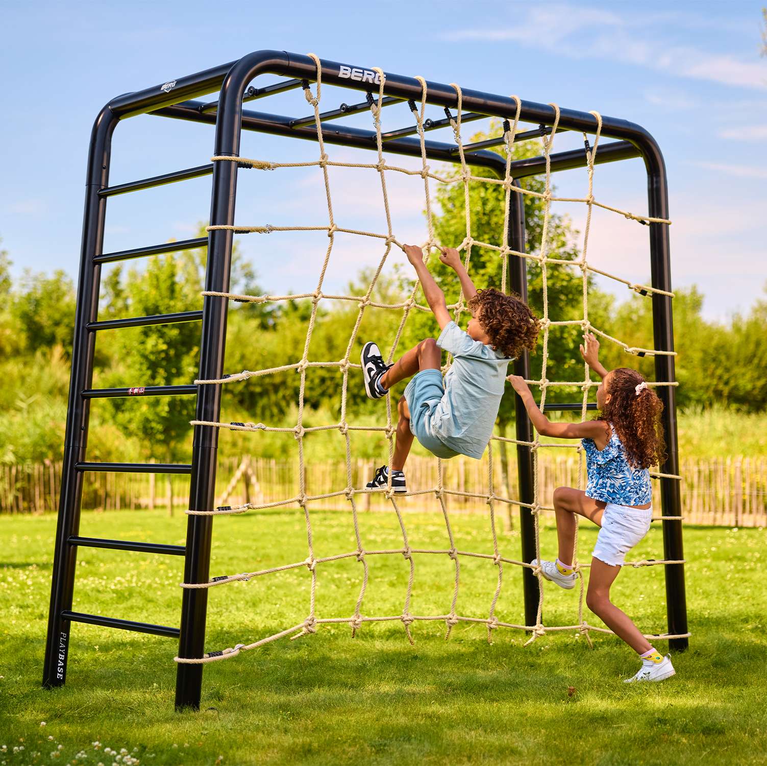 BERG PlayBase 3-in-1 Klettergerüst Medium mit Reckstange und Leiter inkl. Babysitz und Gummischaukel BERG PlayBase 3-in-1 Klettergerüst Medium mit Reckstange und Leiter inkl. Babysitz und Gummischaukel